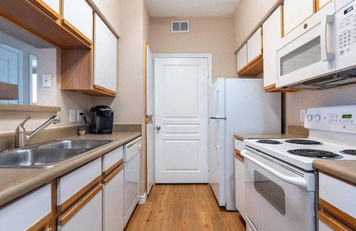 Fort Worth Apartment | Landing at Oxford at Lake Worth - 1 Bedroom in .