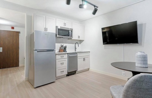 Northeast Raleigh Apartment | Landing at The Harrison - 1 Bedroom in Northeas.