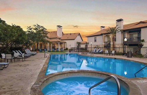 Stone Oak Apartment | Landing at Toscana at Sonterra - 2 Bedrooms in .
