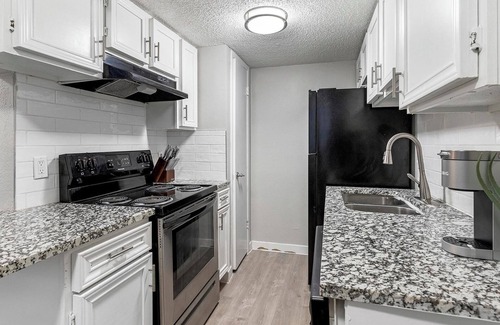 Southside Apartment | Landing at Villa de Oro - Studio in South San/.