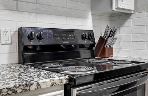 Southside Apartment | Landing at Villa de Oro - Studio in South San/.