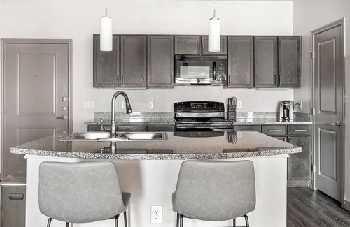 Fort Worth Apartment | Landing | Beautiful 1BD, Courtyard, Clubhouse