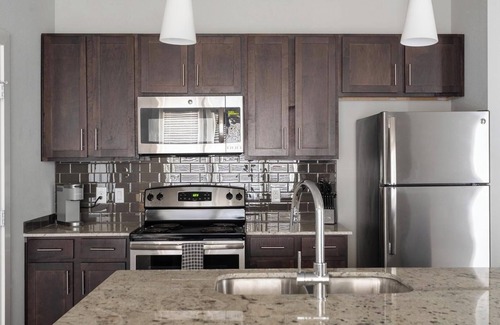 Buda Apartment | Landing | Beautiful 1BD, Clubhouse, Pool