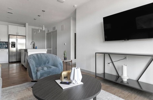 MLK Apartment | Landing | Beautiful 1BD, Gym, Rooftop Lounge