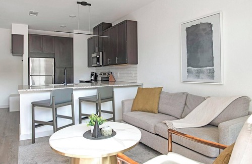 Dallas Apartment | Landing | Beautiful 1BD, Pool, Gym