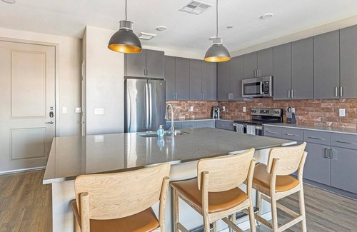 Warehouse District Apartment | Landing | Beautiful 1BD, Rooftop Lounge, Clubhouse
