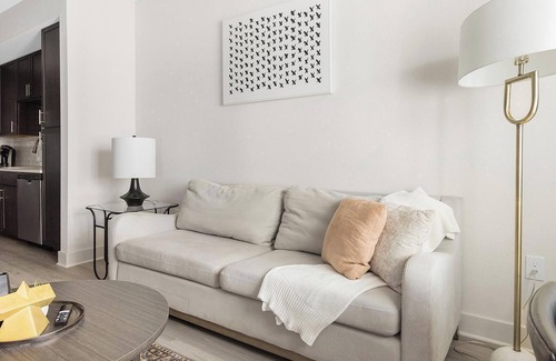 Palmetto Apartment | Landing | Beautiful 1BD, Yoga Studio, Gym