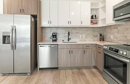 Richmond Apartment | Landing | Beautiful 1BD, Courtyard, Clubhouse