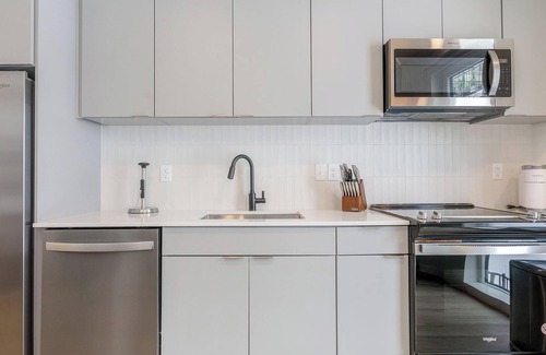 Durham Apartment | Landing | Beautiful Studio, Pool, Rooftop Lounge