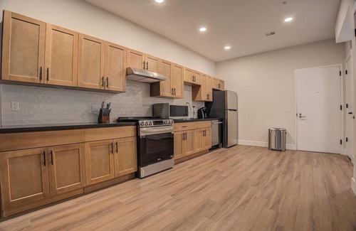 Kensington Apartment | Landing | Beautiful 1BD, Rooftop Lounge, Gym