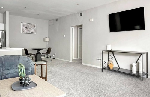 George Bush Park/Eldridge Apartment | Landing | Chic 1BD, Gym