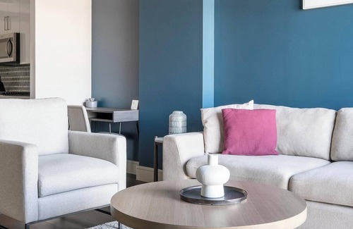 Houston Apartment | Landing | Chic 1BD, Pool, Gym