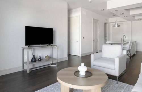 Houston Apartment | Landing | Chic 1BD, Pool, Gym