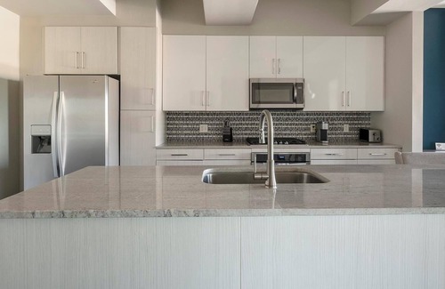 Houston Apartment | Landing | Chic 1BD, Pool, Gym