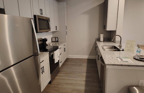 Newberry Apartment | Landing | Chic 1BD, Pool, Gym