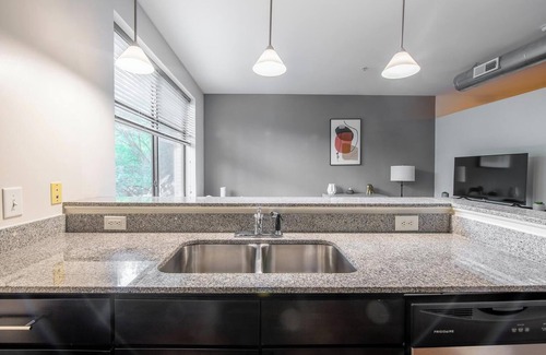 Church Hill Apartment | Landing | Chic 1BD, Rooftop Lounge, Courtyard