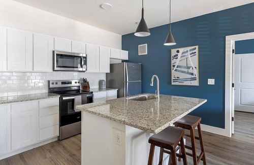Venus Apartment | Landing | Chic 2BD, Clubhouse, Gym