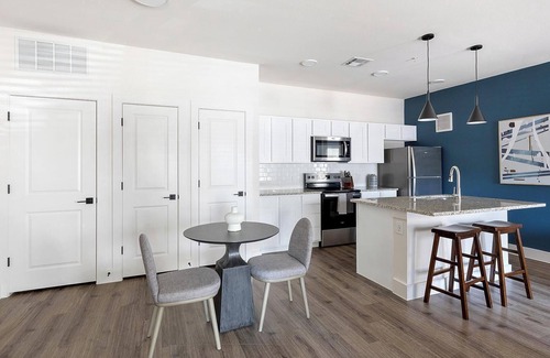 Venus Apartment | Landing | Chic 2BD, Clubhouse, Gym