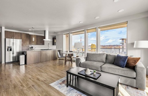 Hayden Island Apartment | Landing | Chic 2BD, Courtyard, Gym