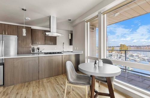 Hayden Island Apartment | Landing | Chic 2BD, Courtyard, Gym
