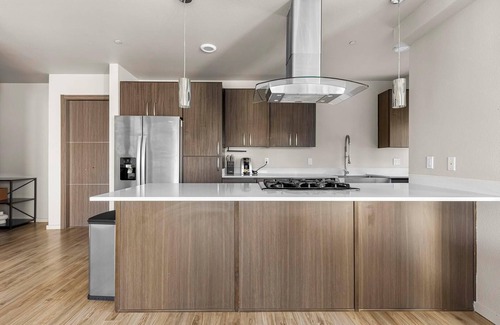 Hayden Island Apartment | Landing | Chic 2BD, Courtyard, Gym