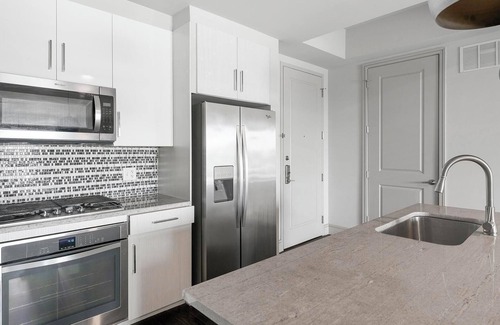Houston Apartment | Landing | Chic 2BD, Pool, Tennis Court