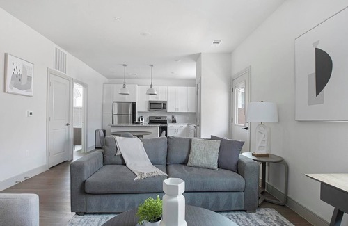 Tarrant County Apartment | Landing | Chic 2BD, Yoga Studio, Pool