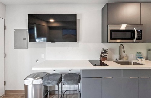 Hermitage Apartment | Landing | Chic Studio in Downtown Hermitage