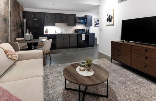 Downtown Memphis Apartment | Landing | Incredible 2BD, Courtyard, Gym