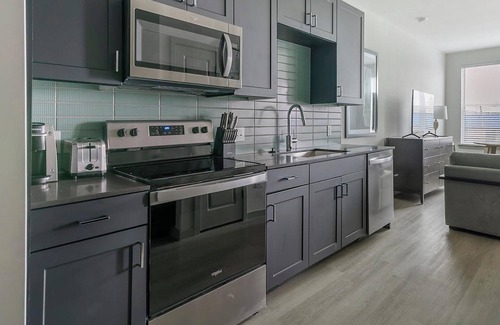 Northside Apartment | Landing | Incredible Studio, Pool, Gym