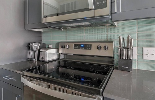 Northside Apartment | Landing | Incredible Studio, Pool, Gym