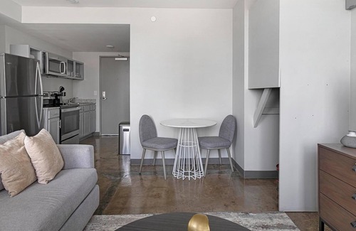 Central City Apartment | Landing | Modern 1BD, Gym