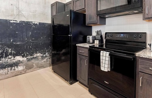 Downtown Memphis Apartment | Landing | Modern 1BD, Gym, Courtyard