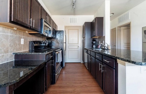 Fort Worth Apartment | Landing | Modern 1BD, Pool, Gym