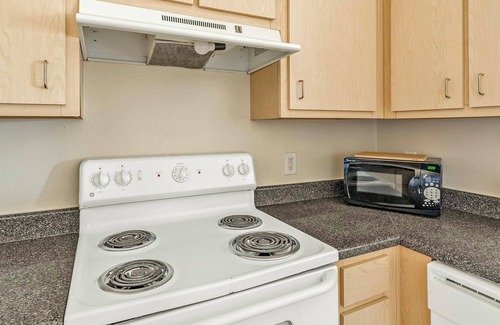 Southbelt/Ellington Apartment | Landing | Modern 1BD, Pool, Gym