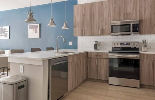 Town Center Apartment | Landing | Modern 1BD, Rooftop Lounge, Gym