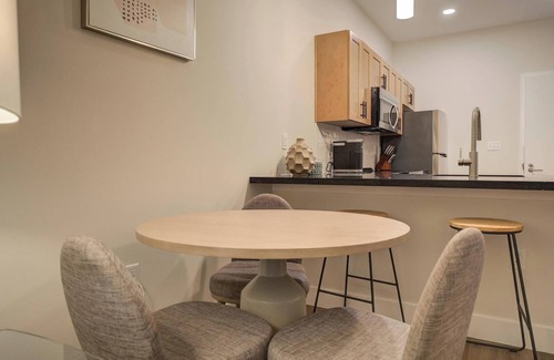 Kensington Apartment | Landing | Modern 1BD, Rooftop Lounge, Gym