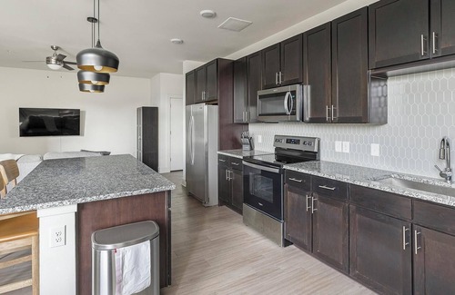 Fort Worth Apartment | Landing | Modern 1BD, Yoga Studio, Courtyard