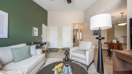 Brentwood Apartment | Landing Modern Apartment with Amazing Amenities (ID8494X66)