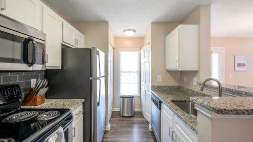 Brentwood Apartment | Landing Modern Apartment with Amazing Amenities (ID8494X66)