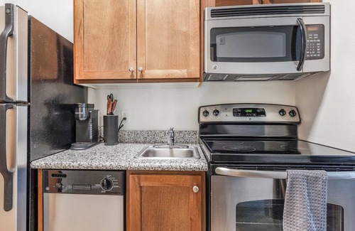 Pearl District Apartment | Landing | Modern Studio, Courtyard, Gym