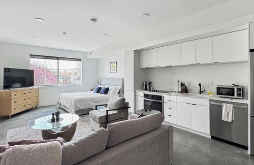 Liberty Wells Apartment | Landing | Spectacular Studio, Game Room, Gym