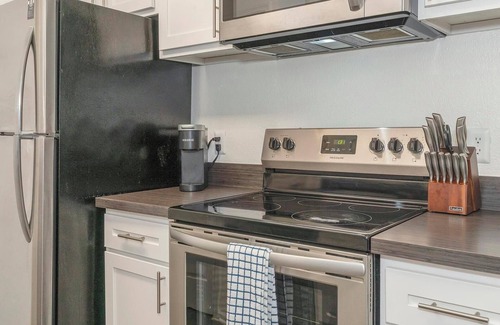 Sunbeam Apartment | Landing | Spectacular 1BD, Courtyard, Pool