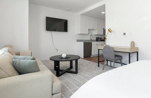 Greektown Historic District Apartment | Landing | Spectacular Studio, Clubhouse, Gym