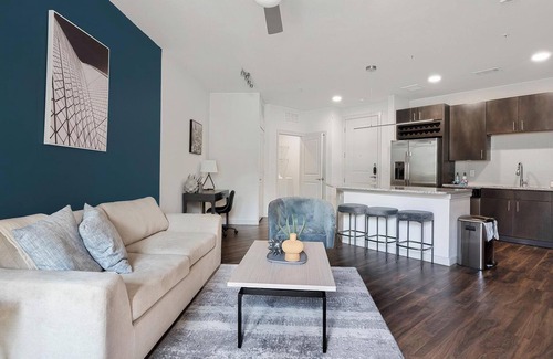 Wetmore Apartment | Landing | Spectacular 1BD, Courtyard, Gym
