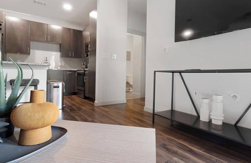 Wetmore Apartment | Landing | Spectacular 1BD, Courtyard, Gym