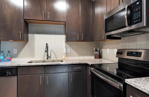 Wetmore Apartment | Landing | Spectacular 1BD, Courtyard, Gym