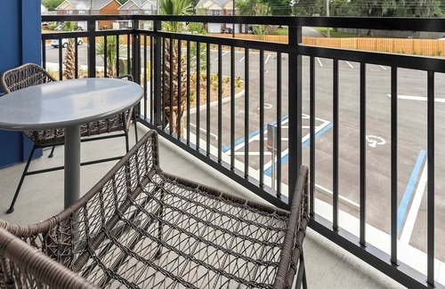 St. Nicholas Apartment | Landing | Stunning 1BD, Clubhouse, Gym