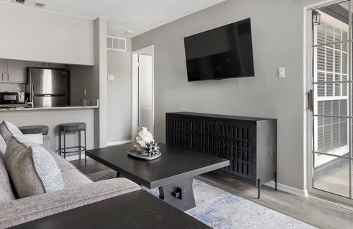 Royal Ridge Apartment | Landing | Stunning 1BD, Pool, Clubhouse