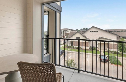 Katy Apartment | Landing | Stunning 1BD, Gym, Courtyard